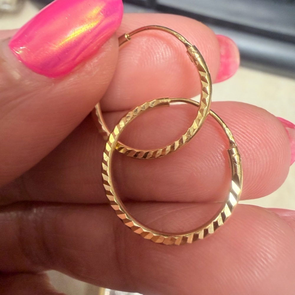 18K Gold Textured Hoop Earrings 1.2g - Picture 3 of 7